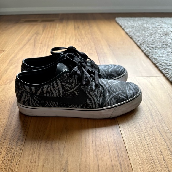 Men’s Nike Sneakers - Picture 5 of 7